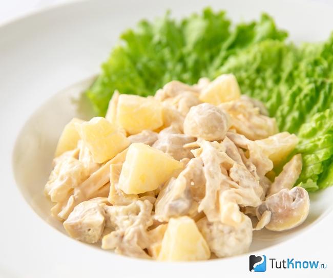 Салат из грибов с курицей и ананасами