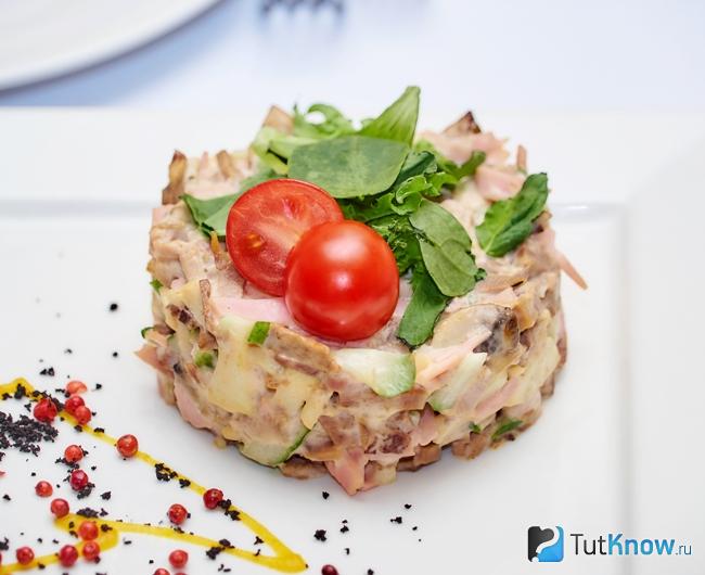 Салат из грибов с ветчиной и огурцами
