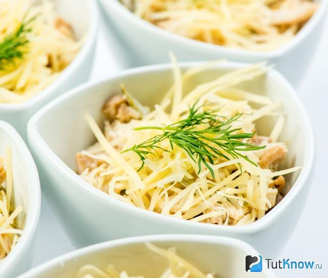 Салат из грибов с курицей и сыром