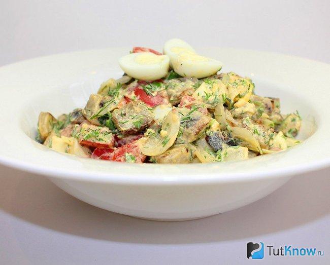 Овощной салат из баклажанов с яйцом