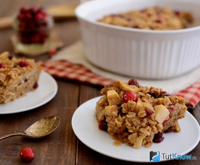 Овсяная запеканка с яблоками и вишней