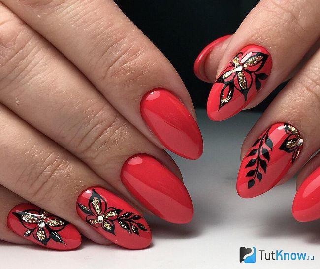 Флористические мотивы в декоре красного маникюра