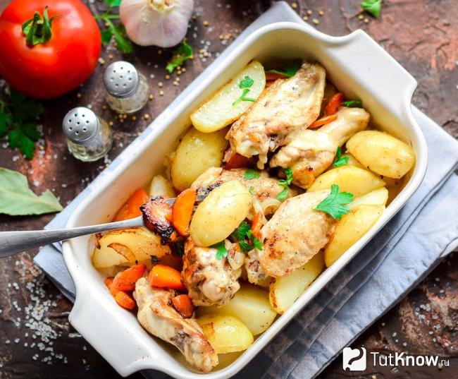 Курица, запеченная с картофелем, на второе