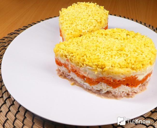 Слоеный салат с тунцом и рисом