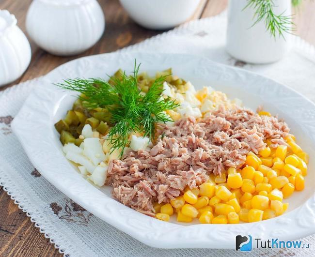 Салат с тунцом и кукурузой