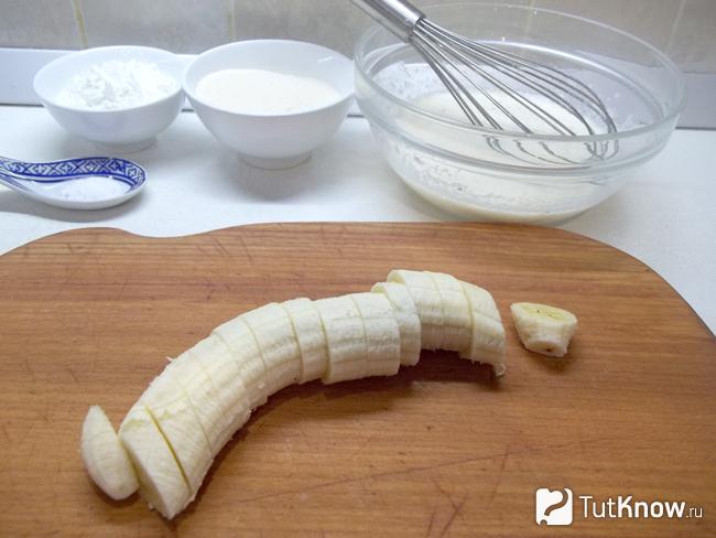 Банан очищены от шкурки и нарезаны кусочками среднего размера