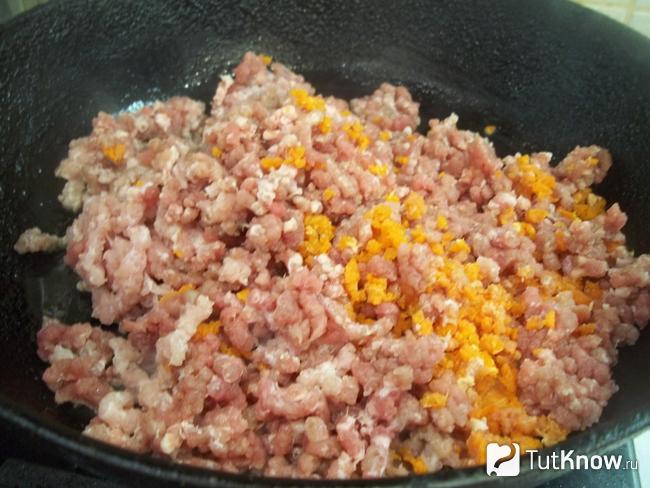 Мясо с морковью отправлены в разогретую сковороду с маслом