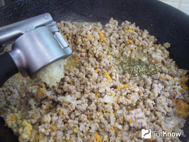 Мясо с морковью приправлены чесноком пропущенным через пресс