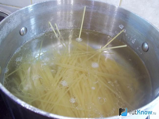 Спагетти варятся в кастрюле до готовности