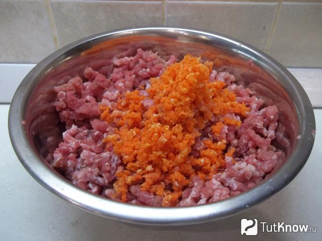 Морковь очищена и перекручено на мясорубке