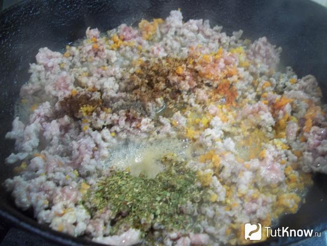 Мясо с морковью обжарены и приправлены специями
