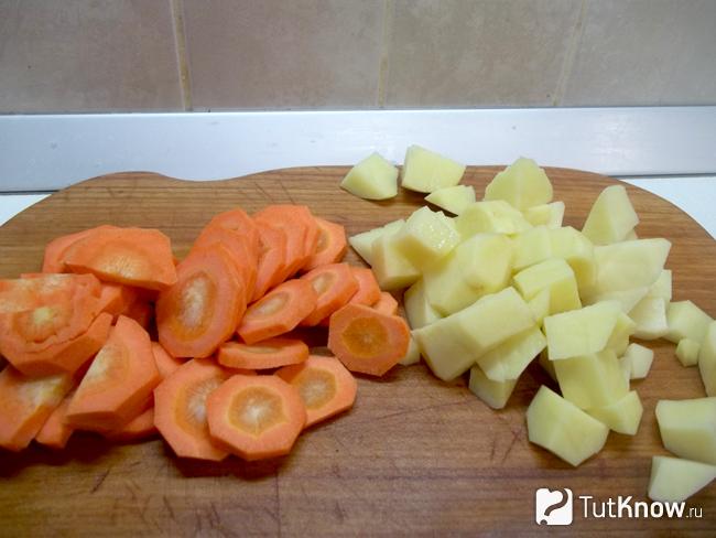 Картофель и морковь очищены и нарезаны