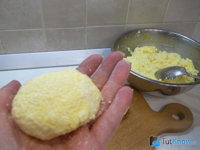 сырники с бананом и творогом на сковороде с манкой без муки. 1620132976 11. сырники с бананом и творогом на сковороде с манкой без муки фото. сырники с бананом и творогом на сковороде с манкой без муки-1620132976 11. картинка сырники с бананом и творогом на сковороде с манкой без муки. картинка 1620132976 11. Сырники — самый простой твороженный десерт, который готовится на скорую руку. Ведь все что необходимо — это соединить творог, манку или муку, сахар и яйца. Затем сформировать небольшие лепешки и обжарить их на растительном масле. Освоив классический рецепт с ним можно экспериментировать, добавляя в сырники любую начинку по вкусу. К сырникам отлично подходят ягоды, шоколад, фрукты, сухофрукты и даже сгущенка. Сегодня расскажу рецепт приготовления пышных сырников из творога с кусочком банана внутри.