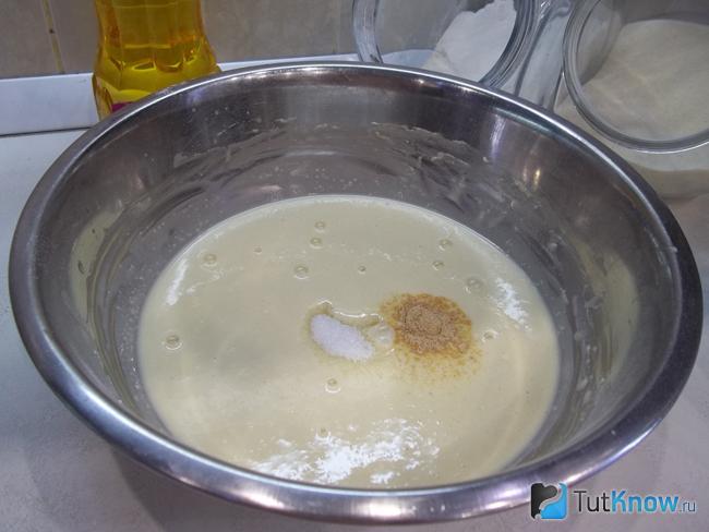 К жидким продуктам добавлена мука, манка, соль, сахар и пряности