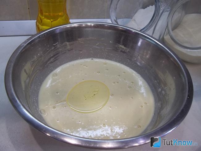 Тесто вымешано и добавлено масло