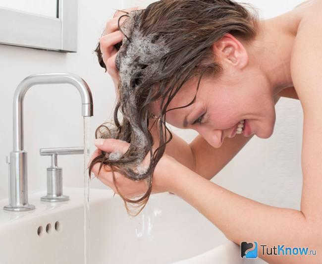 Как смывать шампунь с волос