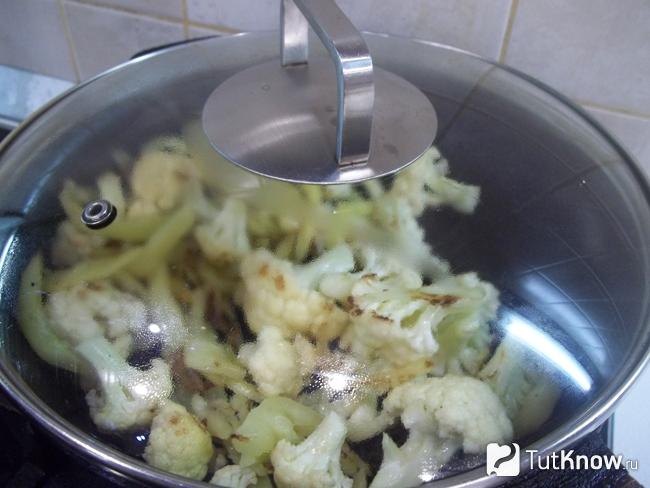 Овощи тушатся под крышкой