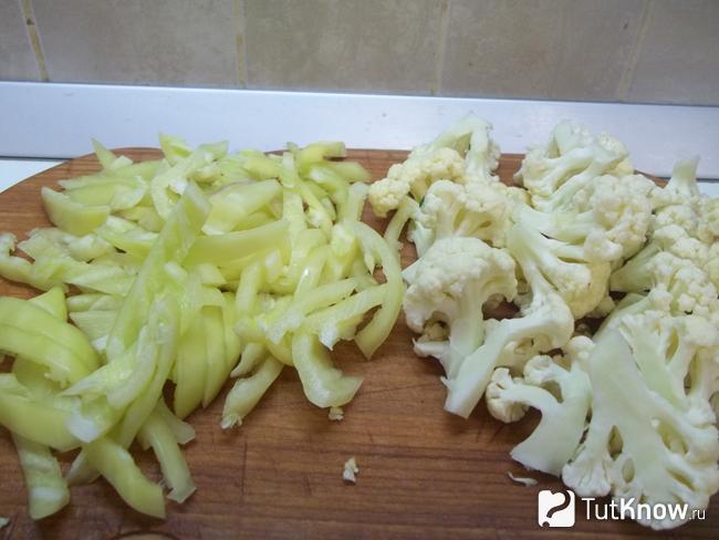 Капуста и перец нарезаны соломкой