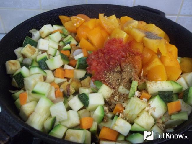 Овощи приправлены солью, перцем, сахаром и пряностями