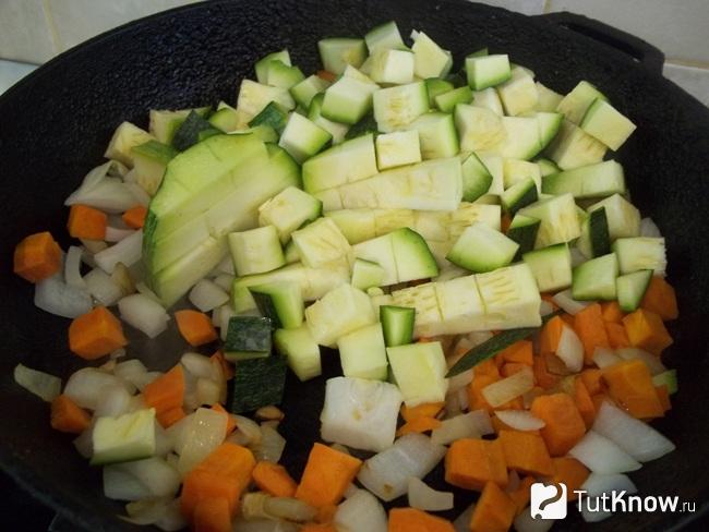 Кабачки нарезаны кусочками и добавлена в сковороду