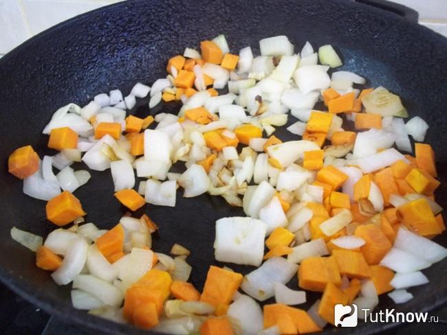 Морковь нарезана кусочками и добавлена в сковороду к луку