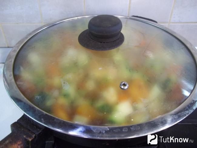 Овощи тушатся под крышкой