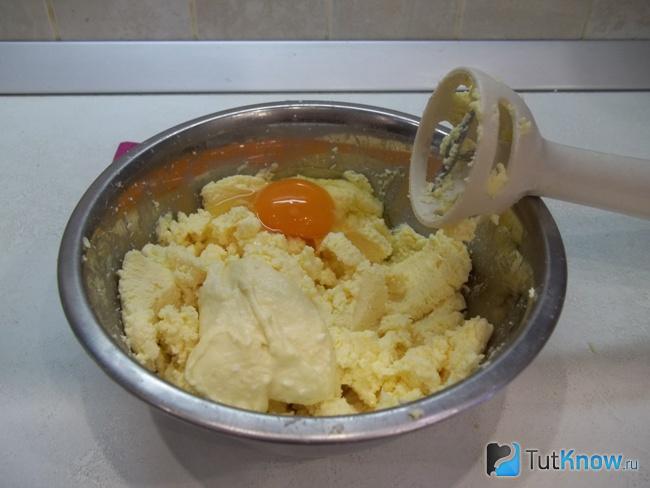 К молозиву добавлен заварной крем и яйца