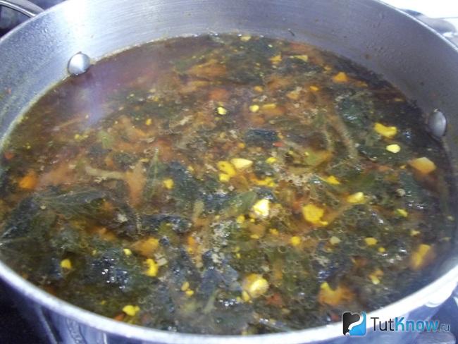 Готовый зеленый борщ с крапивой и свеклой