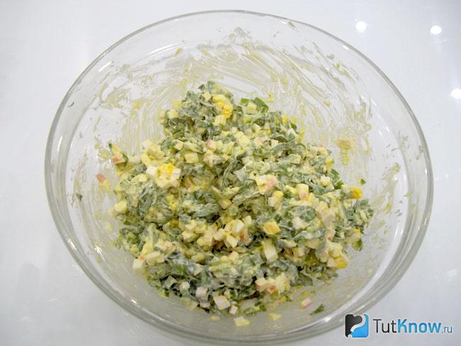 Готовый салат с черемшой, яйцом и крабовыми палочками