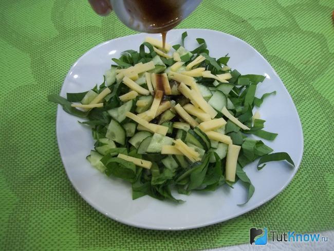 Салат заправлен соусом