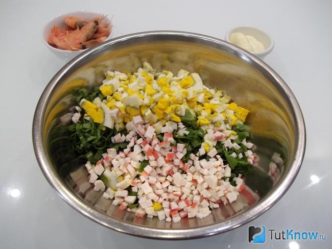 Крабовые палочки нарезаны