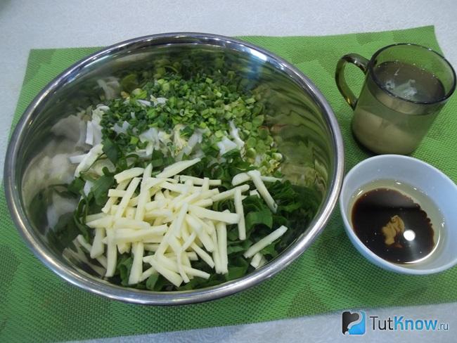 Соединены продукты для соуса