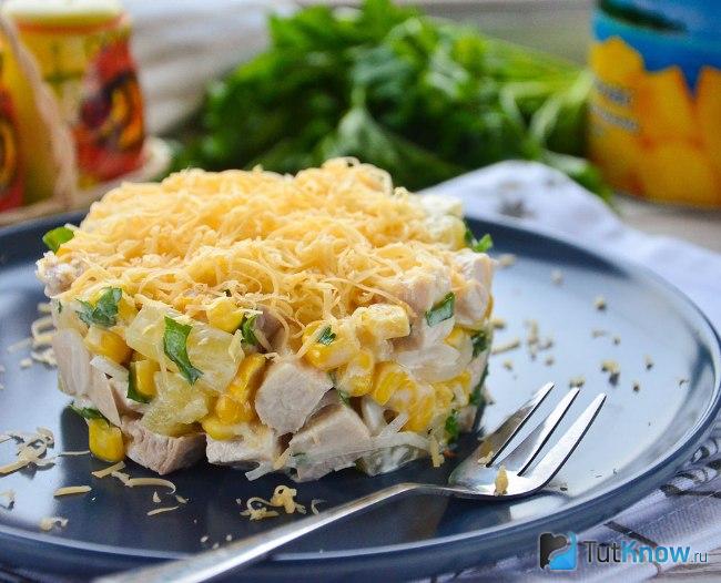 Салат с ананасами и курицей