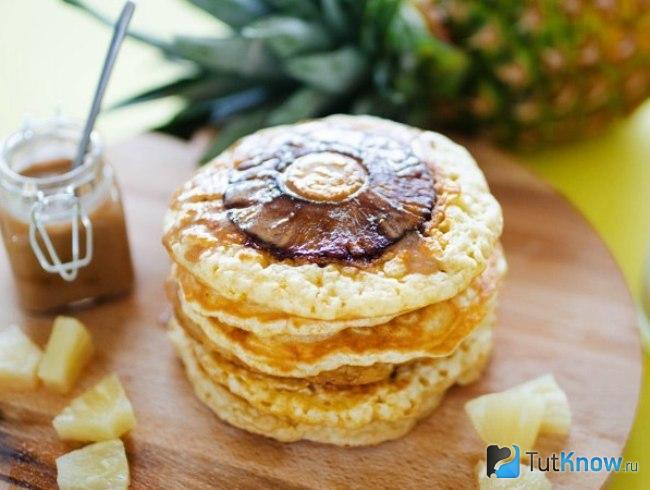 Блины с ананасами и кокосовым сиропом
