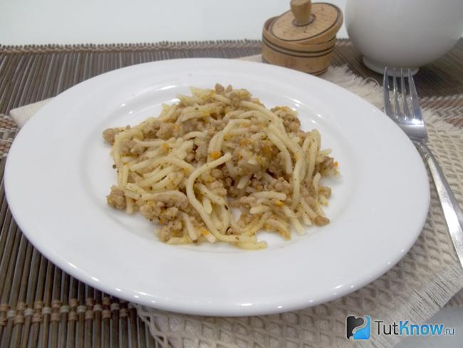 Готовые спагетти с фаршем и овощами