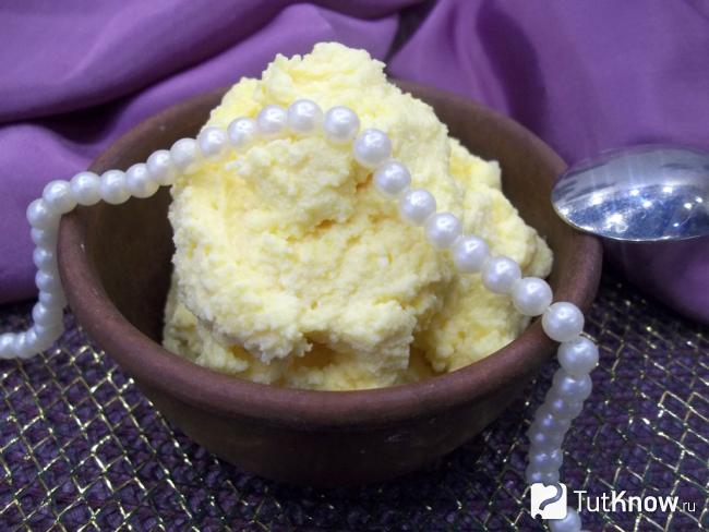 Готовый десерт из молозива и заварного крема