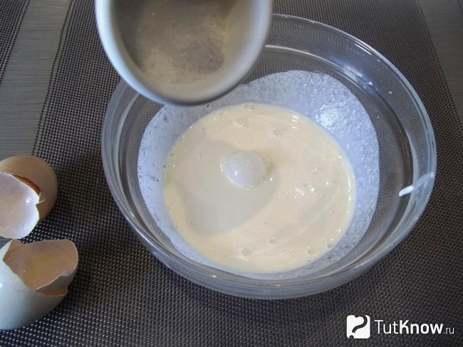 Сливки соединены с сахаром