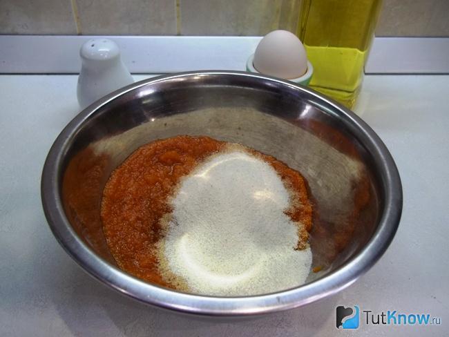Кабачковая икра соединена с манкой