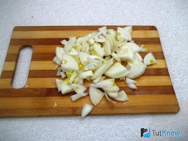 Репчатый лук нашинкован