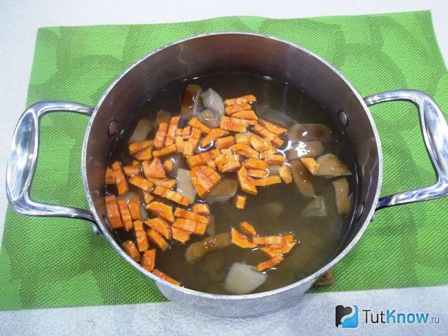 В кастрюлю добавлена морковь