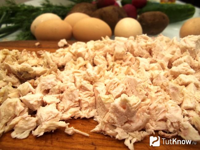 Курица отварена и нарезана