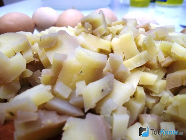 Отваренный картофель нарезан