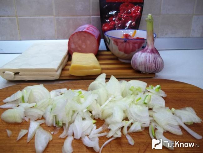 открытый пирог с колбасой и сыром. 1623265035 3. открытый пирог с колбасой и сыром фото. открытый пирог с колбасой и сыром-1623265035 3. картинка открытый пирог с колбасой и сыром. картинка 1623265035 3. Друзья, французская национальная кухня пропитана нежностью и ажурностью. Французы любят себя баловать вкусной, питательной и полезной пищей. Сложно поверить, что французский открытый пирог Киш, известный как Лоранский пирог, на самом деле — немецкий!