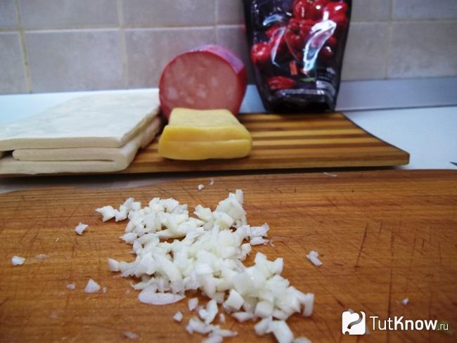 открытый пирог с колбасой и сыром. 1623265078 4. открытый пирог с колбасой и сыром фото. открытый пирог с колбасой и сыром-1623265078 4. картинка открытый пирог с колбасой и сыром. картинка 1623265078 4. Друзья, французская национальная кухня пропитана нежностью и ажурностью. Французы любят себя баловать вкусной, питательной и полезной пищей. Сложно поверить, что французский открытый пирог Киш, известный как Лоранский пирог, на самом деле — немецкий!
