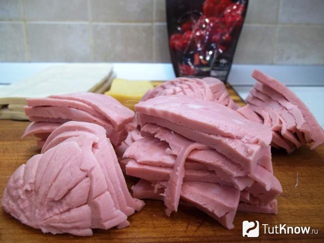 открытый пирог с колбасой и сыром. 1623265098 5. открытый пирог с колбасой и сыром фото. открытый пирог с колбасой и сыром-1623265098 5. картинка открытый пирог с колбасой и сыром. картинка 1623265098 5. Друзья, французская национальная кухня пропитана нежностью и ажурностью. Французы любят себя баловать вкусной, питательной и полезной пищей. Сложно поверить, что французский открытый пирог Киш, известный как Лоранский пирог, на самом деле — немецкий!