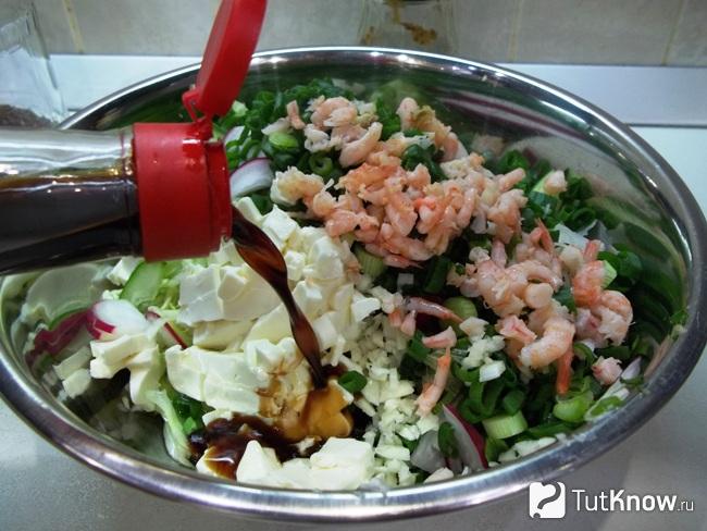 Продукты заправлены соевым соусом