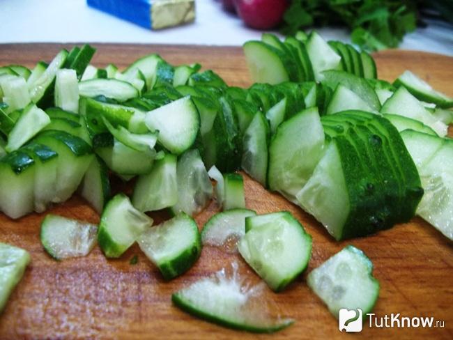 Огурцы нарезаны полукольцами