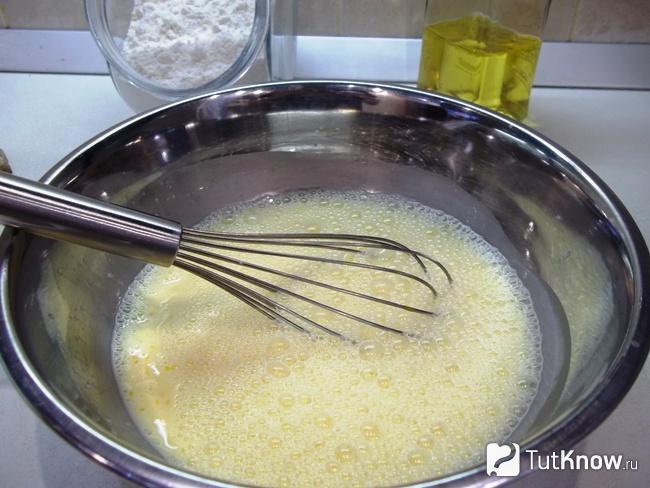 Молоко с яйцами взбиты