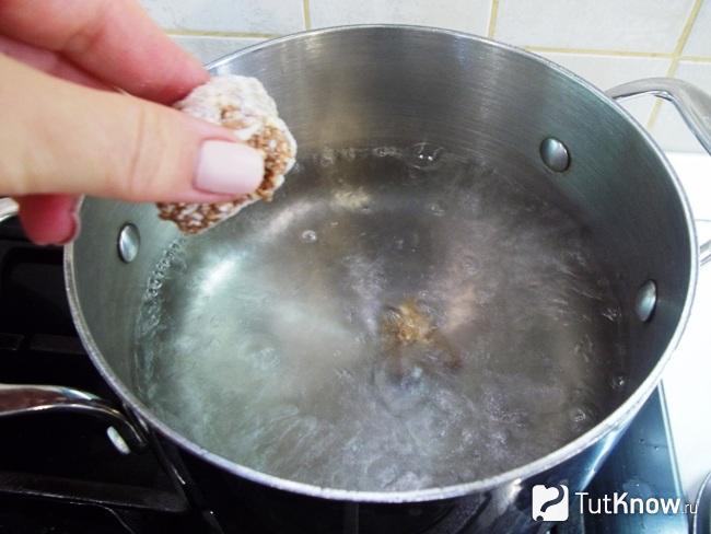 Вареники опущены в кастрюлю с кипящей водой