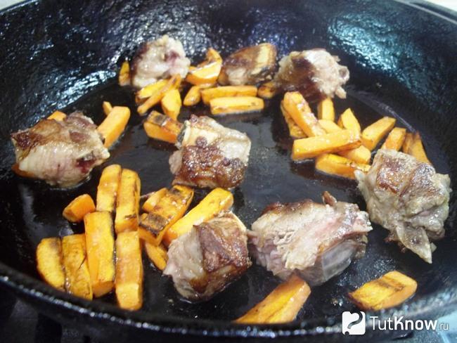 В сковороду добавлена нарезанная кусочками морковь